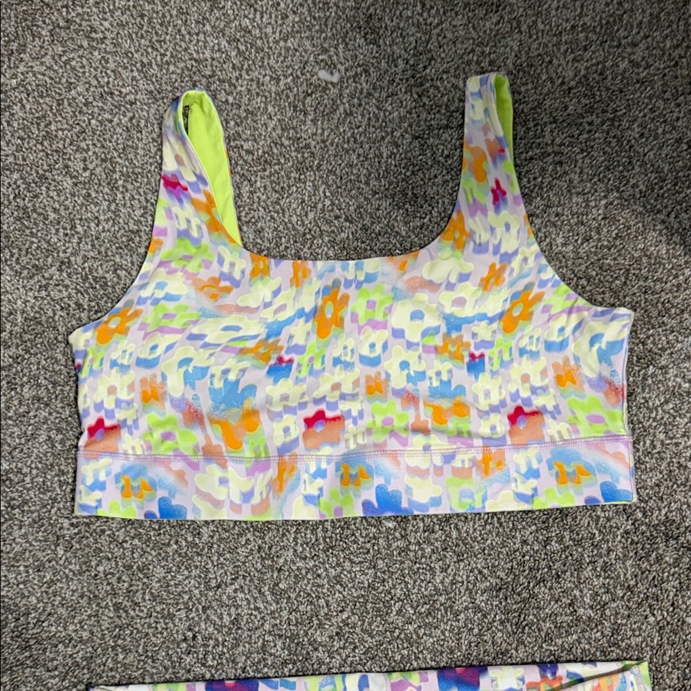 Fabletics Colorful Abstract Sports Set - Picture 2 of 5